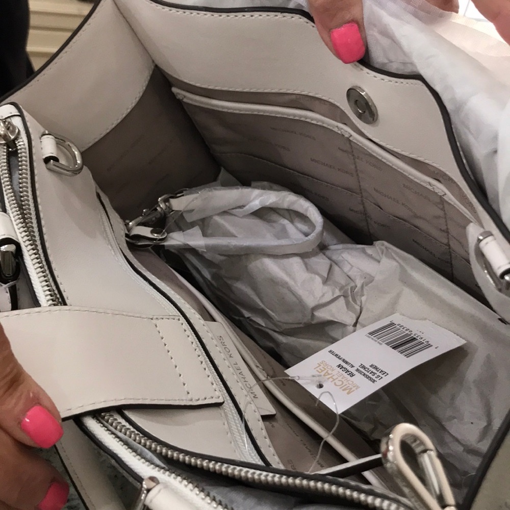โญ๏ธHOST PICKโญ๏ธ NWT ๐ฏ% Authentic Michael Kors Reagan Satchel - Picture 6 of 7